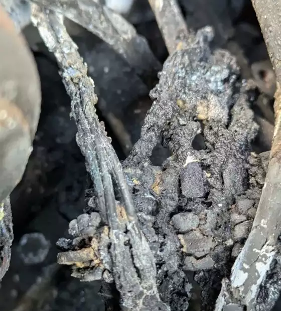 Beschädigte Kabel vom Brand