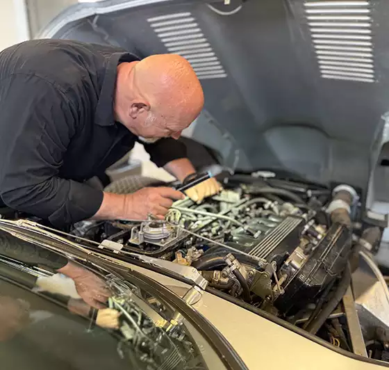 Mechaniker inspiziert Motor