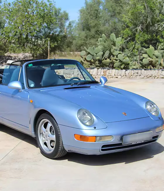 Blauer Porsche Roadster offen